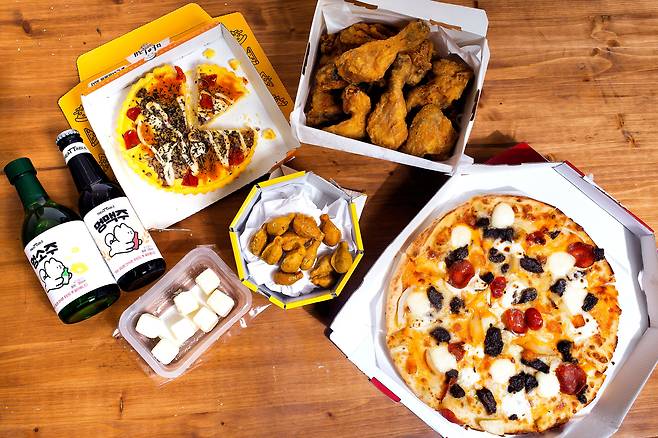 사진 왼쪽 절반은 반려동물용 간식과 음료, 오른쪽 나머지는 일반 ‘인간용’ 피자와 치킨이다. 크기만 다를 뿐 모양은 비슷하다. ‘멍소주’와 ‘멍맥주’는 색만 술과 비슷하게 냈고 알코올이 들어 있지 않다. 치킨무 모양 반려견용 간식은 락토프리 우유를 주재료로 만든다. /김종연 영상미디어 객원기자