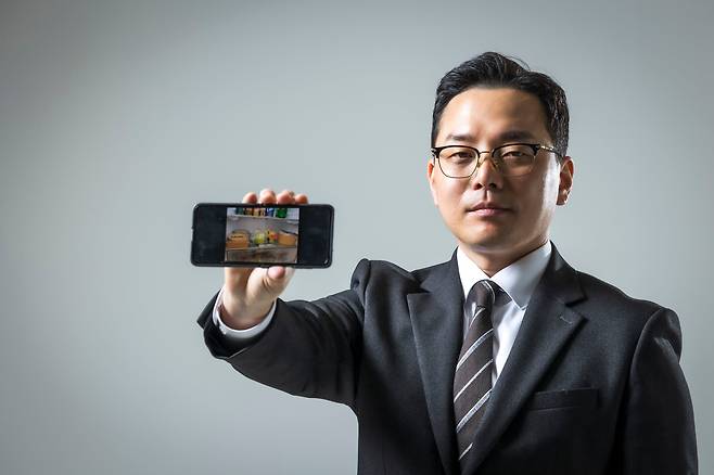 이재명 전 경기도지사와 부인 김혜경씨의 법인카드(법카) 불법 사용과 불법 의전을 고발한 조명현씨가 2021년 경기도지사 공관에서 촬영한 사진을 보여주고 있다. 냉장고 안에 모닝 샌드위치 3종 세트가 들어 있다. 그는 “경기도 법카를 마르고 닳도록 긁었다”고 했다. /이신영 영상미디어 기자