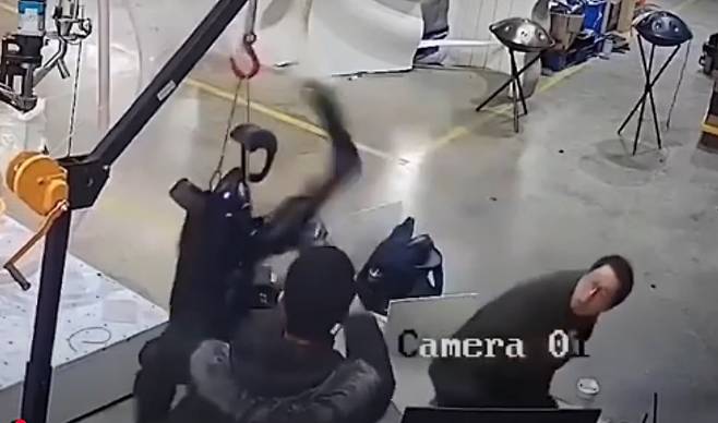 중국의 한 로봇 연구소에서 휴머노이드 로봇이 통제 불능으로 제멋대로 움직이고 있다./X