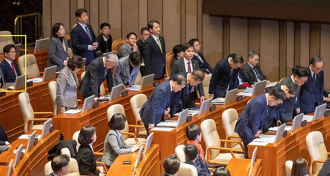 2024년 12월 11일 오후 서울 여의도 국회에서 열린 국회 본회의에서 윤석열 대통령 위헌적 비상계엄 선포 내란행위 관련 긴급현안질문에서 서영교 민주당의원의 요구에 국무위원들이 비상계엄사태와 관련해 일어서서 사과하고 있다. 김문수 고용노동부장관은 거부하고 자리에 앉아있다./김지호 기자