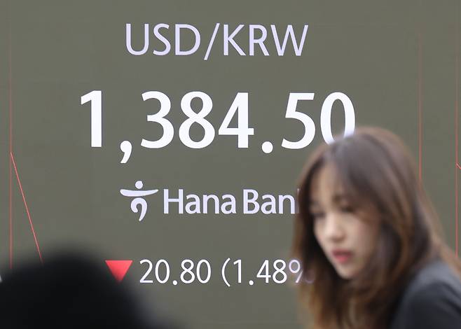 7일 오전 서울 중구 하나은행 딜링룸 현황판에 원/달러 환율 등이 표시되고 있다. /연합뉴스