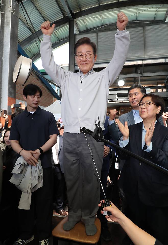 이재명 더불어민주당 대통령 후보가 2차 골목골목 경청투어 마지막 날인 7일 오전 전북 임실군 임실시장을 찾아 즉흥 연설하고 있다. /뉴스1