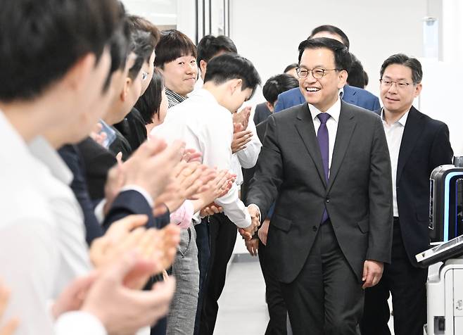 최상목 전 경제부총리 겸 기획재정부 장관이 7일 정부세종청사에서 직원들과 퇴임 인사를 하고 있다./기획재정부