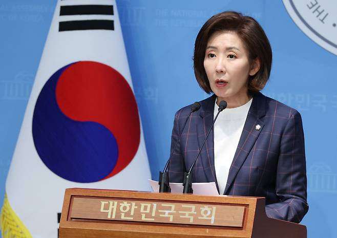 나경원 국민의힘 의원이 지난달 30일 오후 서울 여의도 국회 소통관에서 김문수 대선 경선 후보 지지선언을 하고 있다. 나 의원은 7일 김문수 후보를 만나 단일화와 관련해 의견을 나눴다고 밝혔다. /뉴스1