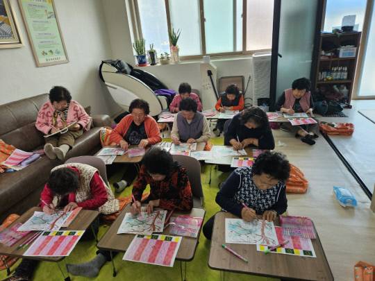 논산시가 어르신회관의 특성을 살려 찾아가는 평생학습 서비스를 운영하고 있다. 논산시 제공