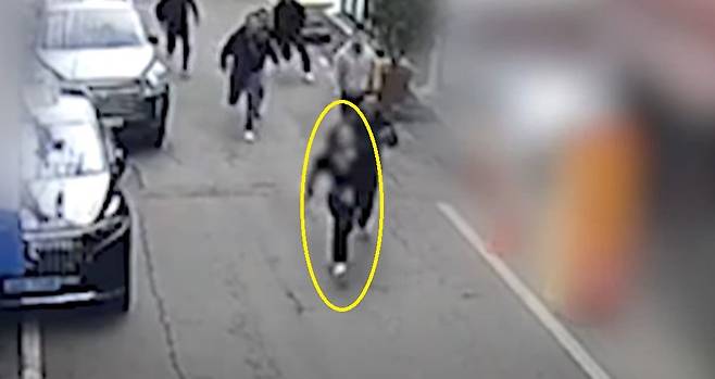 잠복한 경찰에 쫓기는 남성. 경찰청 유튜브 캡처