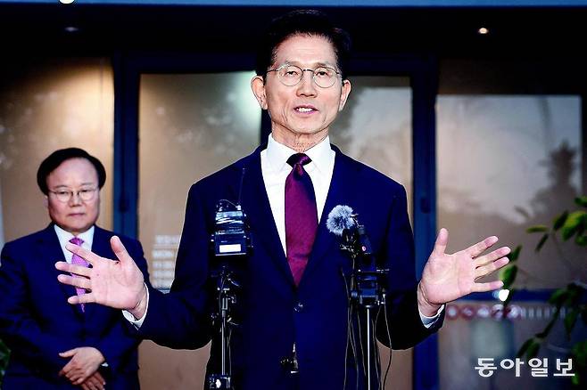 김문수 국민의힘 대선후보가 7일 서울 종로구의 한 식당에서 한덕수 무소속 대선 예비후보와 후보 단일화 관련 회동을 마친 후 취재진의 질문에 답하고 있다. 장승윤 기자 tomato99@donga.com