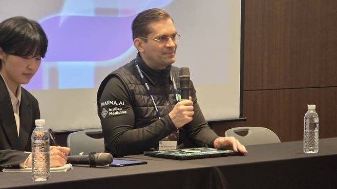 알렉스 자보론코프 인실리코 메디슨 설립자 겸 대표(CEO)가 7일 코엑스에서 열린 '바이오 코리아 2025'에서 기자들 질의에 응답하고 있다. 문세영 기자.