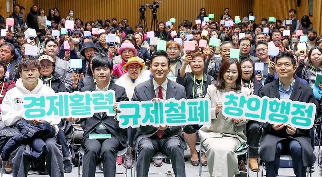 오세훈 서울시장이 지난 3월 4일 서울 중구 서울시청에서 열린 규제철폐 창의 발표회에서 참석자들과 기념촬영을 하고 있다. 뉴시