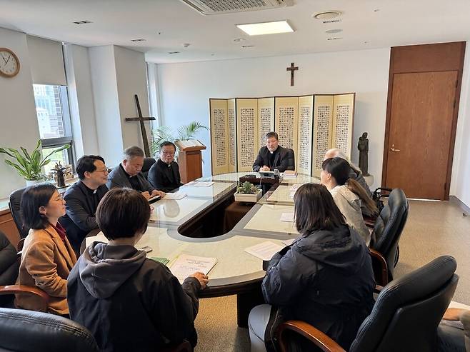 7일 오전 서울 중구 천주교 서울대교구청 9층 교구장실에서 전국탈시설장애연대와 서울대교구가 장애인 탈시설 문제에 대한 대화를 나눴다. 정봉비 기자