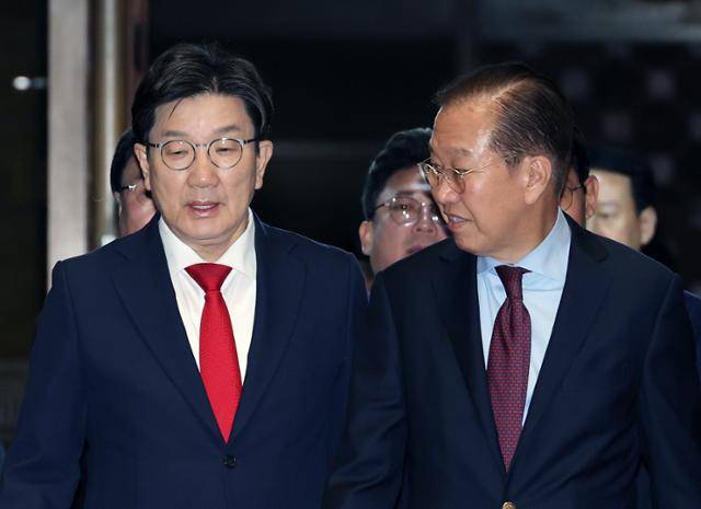 국민의힘 권영세 비상대책위원장과 권성동 원내대표가 5일 국회에서 열린 의원총회에 참석하고 있다. 연합뉴스