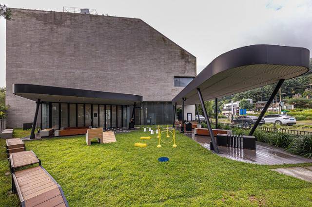 국내 스타벅스 최초의 펫 프렌들리 매장인 경기 남양주 더북한강R점 1층 전경. 스타벅스코리아 제공