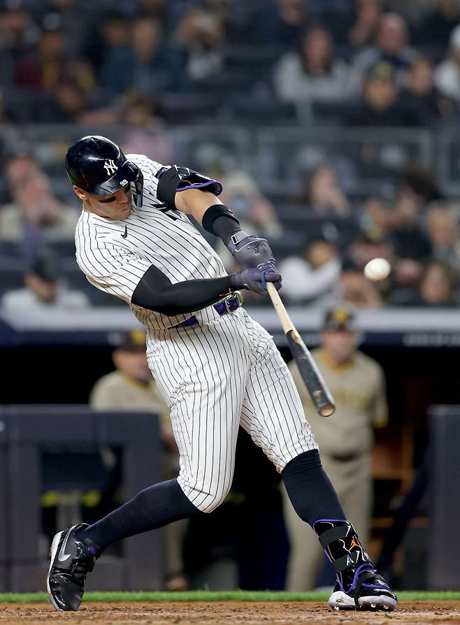 저지가 7일(한국시간) 열린 샌디에이고와 홈 경기 4회 말 솔로 홈런을 날리고 있다. AFP=연합뉴스
