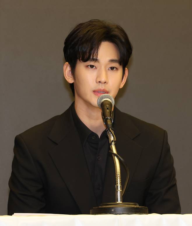 미성년자였던 고(故) 김새론과 교제했다는 의혹을 받고 있는 배우 김수현이 31일 오후 서울 마포구 스탠포드호텔에서 소속사 법률대리인 법무법인 엘케이비앤파트너스 김종복 변호사와 함께 기자회견을 했다김수현이 입장을 발표하고있다. 정시종 기자 capa@edaily.co.kr /2025.03.31.