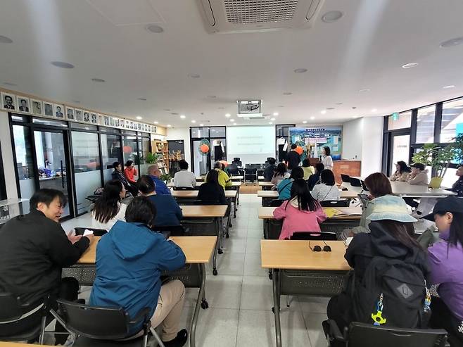 홍콩교장단이 제주 교육 콘텐츠에 대한 설명을 듣고 있다. (제주관광공사 제공)