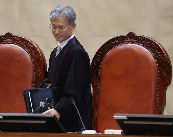 조희대 대법원장이 지난 1일 서울 서초동 대법원에서 열린 이재명 더불어민주당 대선 후보의 공직선거법 위반 사건 상고심 선고 재판에 참석하고 있다. 사진공동취재단