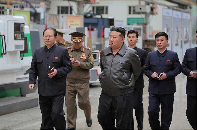 김정은 북한 국무위원장이 제2경제위원회 산하 중요군수기업소들을 현지지도했다고 노동신문이 7일 보도했다. /사진=노동신문, 뉴스1