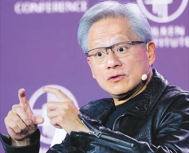 “AI, 모든 산업에 영향” 젠슨 황 엔비디아 최고경영자(CEO)가 6일 미국 로스앤젤레스에서 열린 ‘밀컨 글로벌 콘퍼런스 2025’에서 인공지능(AI)산업 전망에 대해 말하고 있다. 로이터연합뉴스