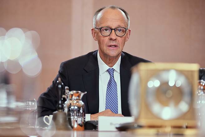 프리드리히 메르츠 독일 총리가 6일(현지시간) 독일 베를린의 총리실에서 열린 첫 내각 회의에 참석하고 있다. AP연합뉴스