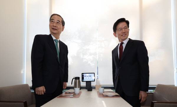 ▲국민의힘 김문수 대선후보와 무소속 한덕수 대선 예비후보가 7일 서울 종로구의 한 식당에서 후보 단일화 관련 회동을 하고 있는 모습. ⓒ연합뉴스