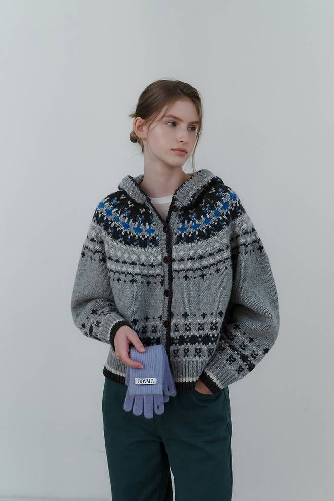 유라고 인기 상품인 ‘자카드 후디 가디건’