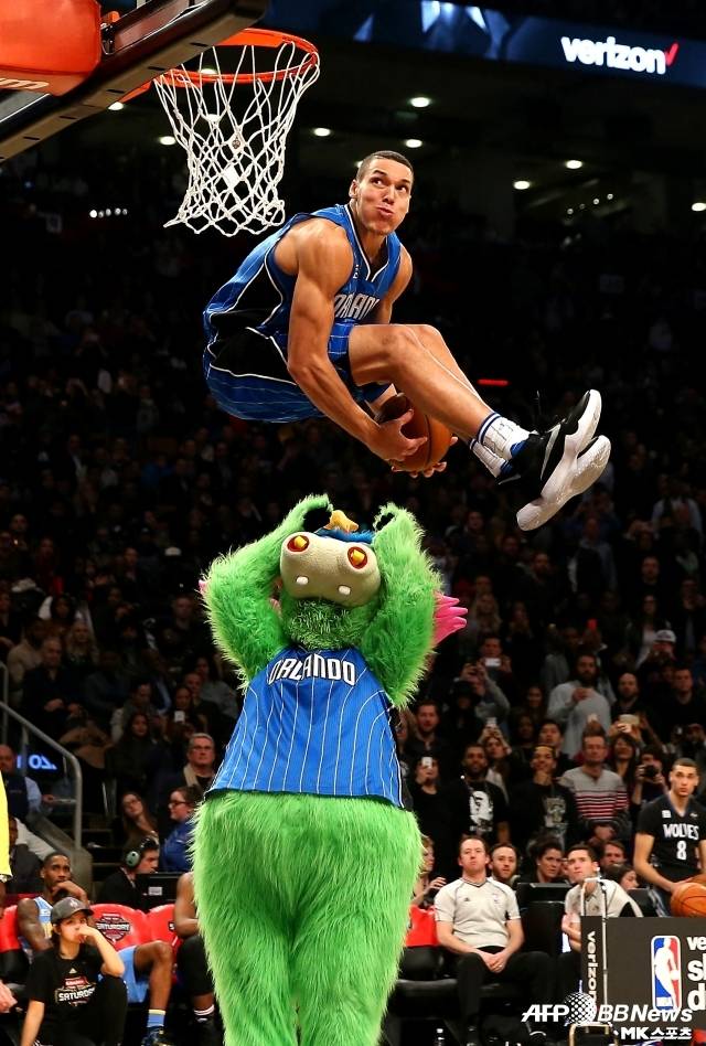 한때 잭 라빈과 NBA 역사상 최고의 덩크 컨테스트 경쟁을 했던 고든. 이제 그는 ‘덩크 아티스트’에서 ‘클러치 영웅’으로 다시 태어났다. 요키치, 머레이로 대표되는 덴버에서 고든의 존재감은 대단하다. 그가 있기에 덴버 역시 감독이 경질되는 혼란스러운 상황에도 클리퍼스를 넘어 오클라호마시티까지 무너뜨리고 있다. 사진=AFPBBNews=News1