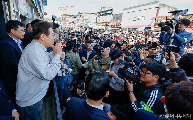 (진안=뉴스1) 안은나 기자 = 이재명 더불어민주당 대통령 후보가 2차 골목골목 경청투어 마지막 날인 7일 오전 전북 진안군 진무로를 찾아 즉흥 연설하고 있다. 2025.5.7/뉴스1 Copyright (C) 뉴스1. All rights reserved. 무단 전재 및 재배포, AI학습 이용 금지. /사진=(진안=뉴스1) 안은나 기자