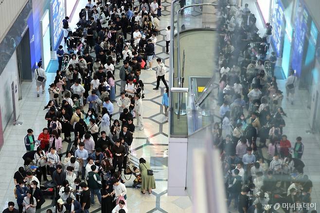 (서울=뉴스1) 신웅수 기자 = 1일 서울 강남구 코엑스에서 열린 코베 베이비페어에서 관람객들이 입장하기 위해 줄을 서 있다. 오는 4일까지 열리는 이번 행사에는 약 600개 브랜드가 참가해 임신·출산·육아용품을 선보인다. 2025.5.1/뉴스1 Copyright (C) 뉴스1. All rights reserved. 무단 전재 및 재배포, AI학습 이용 금지. /사진=(서울=뉴스1) 신웅수 기자