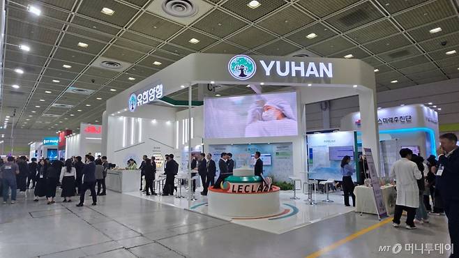 7일 개막한 '바이오 코리아 2025' 전시장 안에 설치된 유한양행 전시 부스. /사진=홍효진 기자