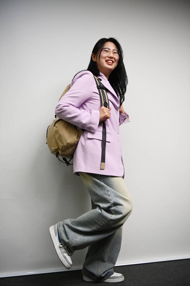 김보나 시인은 지난달 25일 시집의 표지 색상에 맞춘 하늘색 블라우스에 보라색 재킷을 입고 배낭까지 멘 채 문화일보사를 방문했다. 그는 ‘나의 모험 만화’ 그 자체였다. 박윤슬 기자