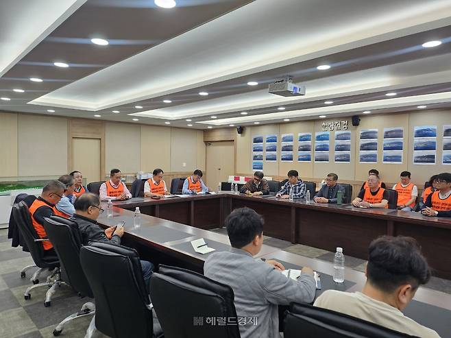 울릉공항 활주로 연장 추진위원회가 울릉군청 출입기자단과 간담회를 하고있다.