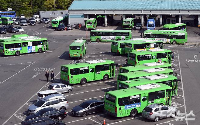 준법 운행은 안전 규정을 준수하며 버스를 운행해 운행 간격이나 속도 등을 조절하는 방법으로 연착을 유도하는 방식이다. 황진환 기자