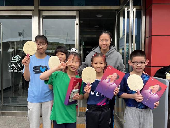 한국 여자 탁구 에이스 신유빈이 어린이 꿈나무 선수들 289명에게 자신이 직접 제작에 참여한 '신유빈 라켓'을 라켓을 선물했다고 신유빈의 매니지먼트사인 GNS가 6일 밝혔다. 사진은 신유빈과 탁구 꿈나무들이 기념 촬영한 모습. GNS
