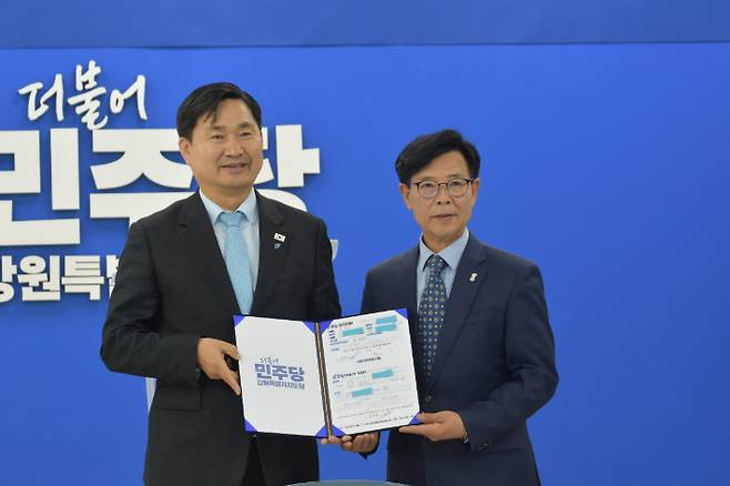 7일 더불어민주당에 공식 입당한 김한근 전 강릉시장(사진 왼쪽). 민주당 강원도당 제공