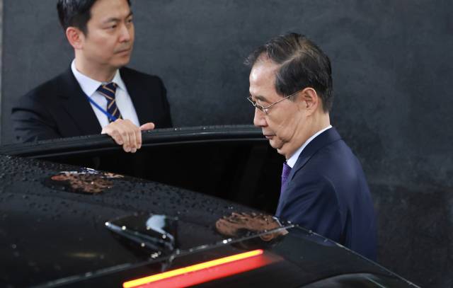 ▲ 한덕수(오른쪽) 대통령 권한대행 국무총리가 1일 대국민 담화 뒤 정부서울청사를 떠나며 차에 오르고 있다. ⓒ연합뉴스