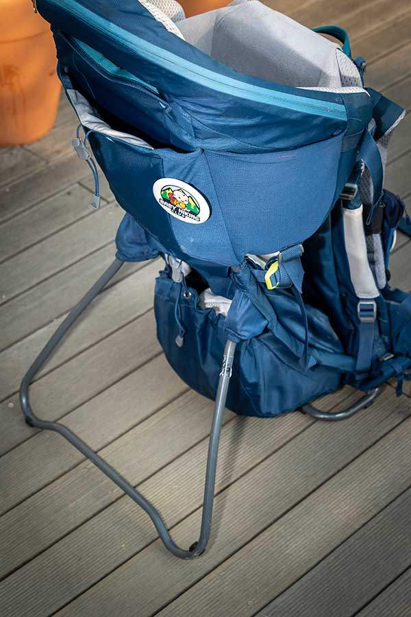 배낭 아래쪽에 있는 받침대를 펼치면 캐리어를 안정적으로 세울 수 있다. 덕분에 아기를 캐리어에 앉혀 편하게 잠도 재우고 밥도 먹일 수 있다.