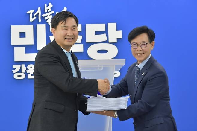 김한근 전 강릉시장(오른쪽)이 7일 민주당에 입당하고 있다. 민주당 제공