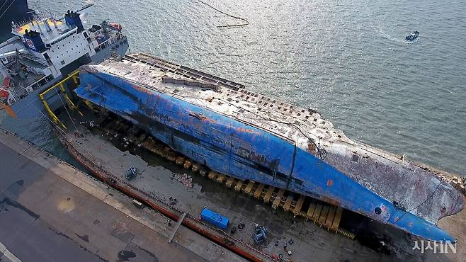 2017년 3월31일 인양된 세월호 선체가 목포신항에 도착했다. ⓒ시사IN 신선영