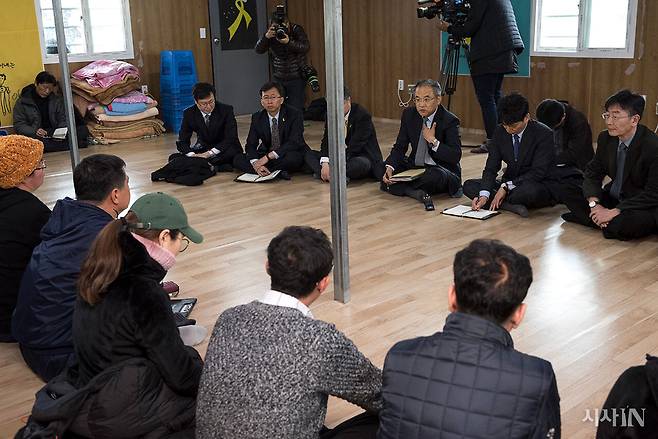‘세월호 선체조사위원회’의 활동이 본격적으로 시작된 가운데 2017년 3월29일 오후 선체조사위원들이 미수습자 가족들이 있는 진도 팽목항을 방문해 가족들과의 면담을 하고 있다. ⓒ시사IN 신선영