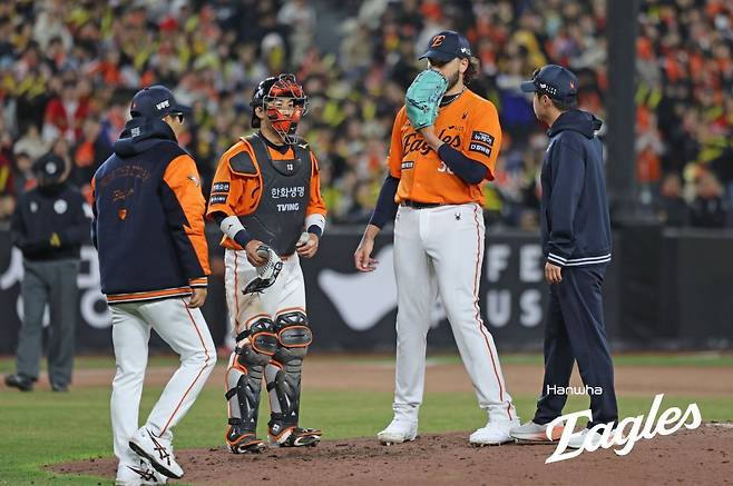 한화 최재훈(왼쪽 두 번째)과 코디 폰세(오른쪽 두 번째). 사진제공|한화 이글스