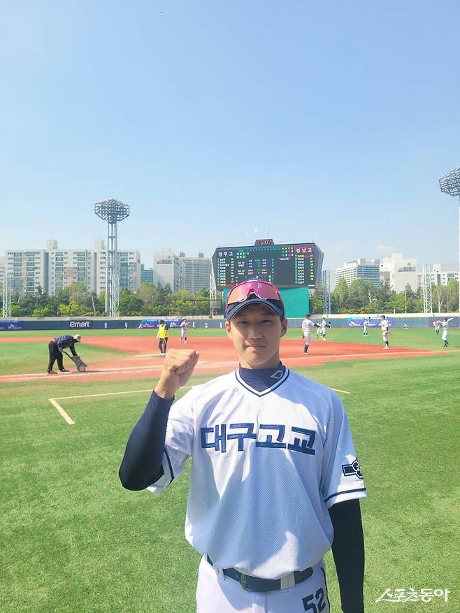 대구고 배다승이 7일 목동구장에서 열린 제79회 황금사자기 전국고교야구대회 겸 주말리그 왕중왕전(동아일보사·스포츠동아·대한야구소프트볼협회 공동주최) 제물포고와 2회전을 7-6 승리로 마친 뒤 사진촬영을 하고 있다. 삼성 배찬승의 동생인 배다승은 “학교에 꼭 첫 황금사자기 우승을 안기겠다”며 남다를 의지를 전했다. 목동|장은상 기자 award@donga.com