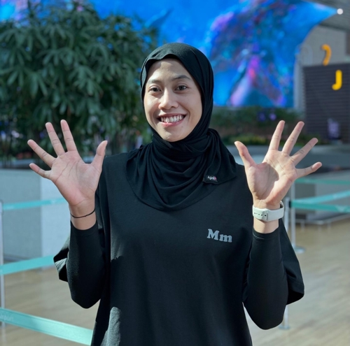 정관장에서 2년간 활약했던 메가가 지난달 인천공항에서 출국하며 팬에게 인사하고 있다. 정관장 제공