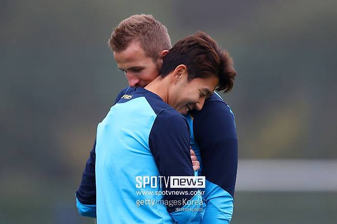 ▲ 항상 꿈꿔왔던 순간, 트로피를 어떻게 들지도 시뮬레이션을 끝냈을 케인인데 그라운드에 없다. 케인은 바이에른 뮌헨이 분데스리가 우승을 확정하는 모습을 관중석에서 지켜봐야 한다. 마인츠전에서 상대 프리킥 처리를 막으면서 시간을 지연시켰다는 이유로 옐로 카드를 받았다. 하필 시즌 다섯 번째 경고였고, 한 경기 출장 정지로 이어졌다.