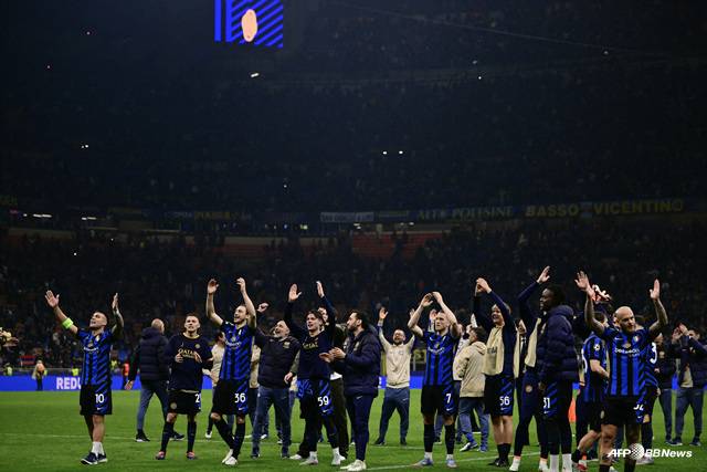 홈 팬들에게 인사하는 인터밀란. /AFPBBNews=뉴스1