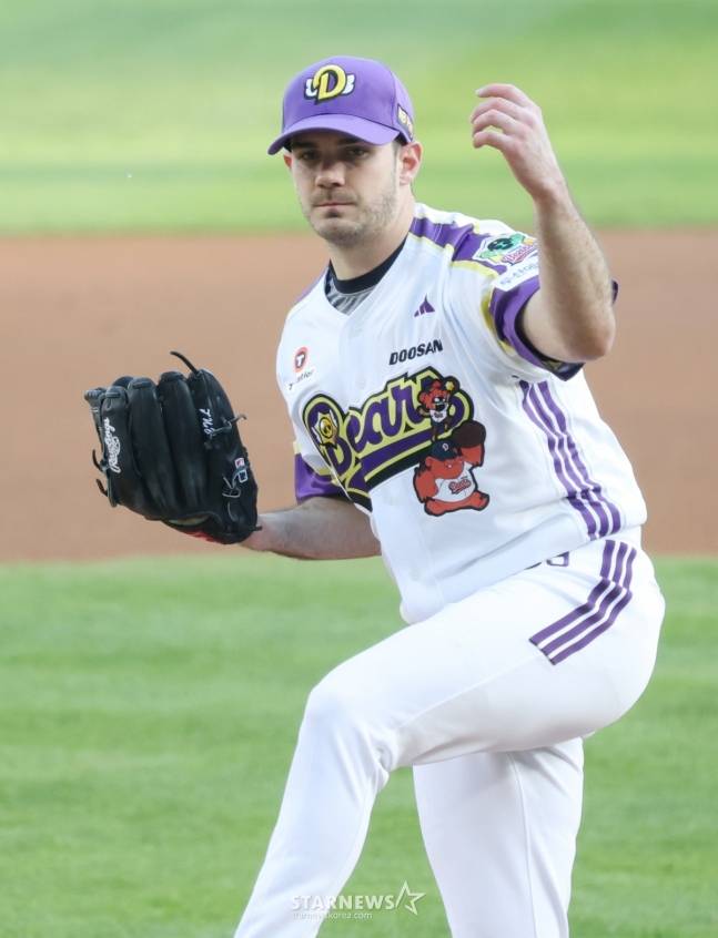 2025 신한 SOL Bank KBO리그 두산 베어스 대 LG 트윈스 경기가 7일 잠실야구장에서 열렸다. 두산 선발 잭로그가 역투하고 있다. /사진=김진경 대기자