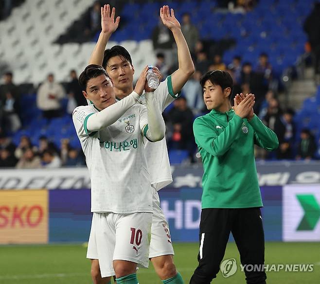 울산 팬들에게 인사하는 주민규·임종은 (울산=연합뉴스) 김용태 기자 = 1일 울산 문수축구경기장에서 열린 프로축구 하나은행 K리그1 2025 울산 HD와 대전 하나 시티즌의 경기가 끝난 후 대전 주민규와 임종은 등 울산 출신 선수들이 팬들에게 인사하고 있다. 2025.4.1 yongtae@yna.co.kr