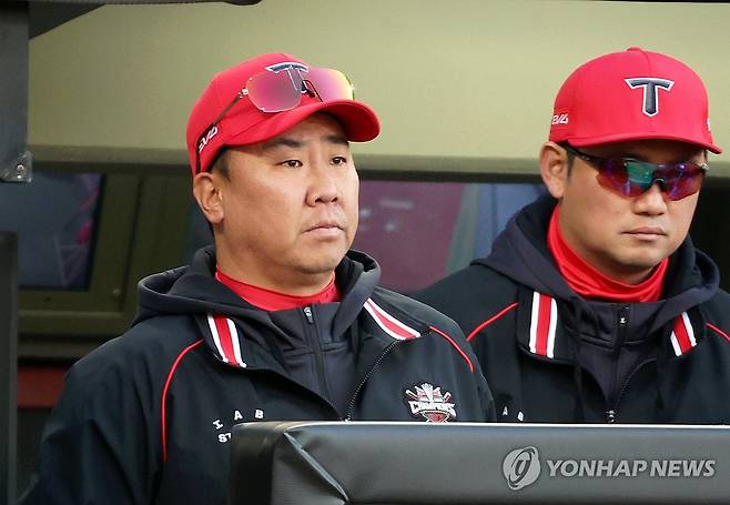 경기 지켜보는 이범호 감독 (광주=연합뉴스) 조남수 기자 = 25일 광주기아챔피언스필드에서 열린 프로야구 LG 트윈스와 KIA 타이거즈의 경기. KIA 이범호 감독이 2회에 경기를 지켜보고 있다. 2025.4.25 iso64@yna.co.kr