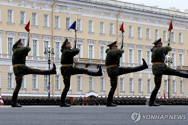 '완벽한 열병식을 위해'…러시아 전승절 군사 퍼레이드 예행연습