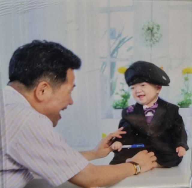 아버지 왕홍주 씨와 아들 희찬이. 열 번의 유산 끝에 얻은 귀한 아들 희찬이는 세 살 무렵, 호흡곤란으로 심정지를 겪은 뒤 뇌사 상태에 빠졌다. 이후 장기를 기증하면서 6명의 목숨을 살리고 하늘의 별이 됐다. 왕홍주 씨 제공