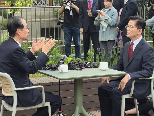 김문수 국민의힘 대통령 후보(오른쪽)와 한덕수 무소속 대선 예비후보가 8일 국회 사랑재에서 후보 단일화 관련 회동을 하고 있다.